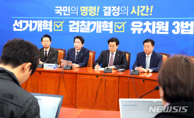 [서울=뉴시스] 이종철 기자 = 이인영 더불어민주당 원내대표가 15일 오전 서울 여의도 국회에서 기자간담회를 갖고 선거제 관련 현안에 대해 설명하고 있다. 2019.12.15. jc4321@newsis.com