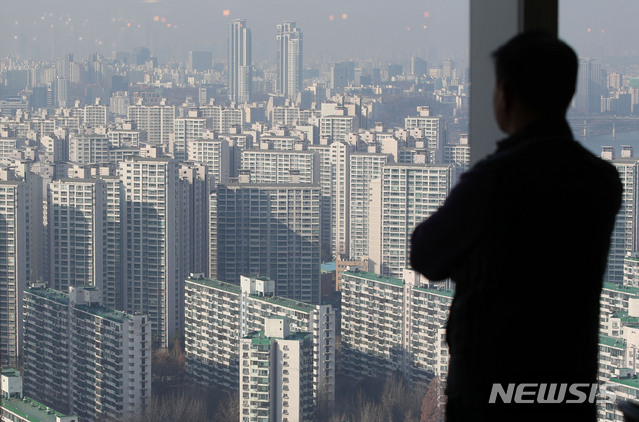 [서울=뉴시스] 김진아 기자 = 분양가 상한제 시행 이후 매물 부족 현상과 추가 아파트값 상승에 따른 기대감에 아파트값이 24주 연속 상승하고 있는 15일 서울 송파구 롯데월드타워에서 서울도심 아파트가 보이고 있다. 2019.12.15.  bluesoda@newsis.com