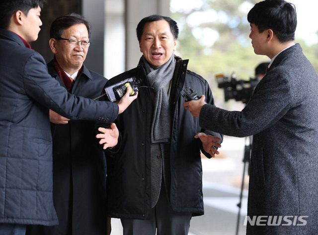 [서울=뉴시스] 김진아 기자 = 청와대 하명수사 의혹을 제기한 김기현 전 울산시장이 15일 참고인 신분으로 조사를 받기 위해 서울 서초구 서울중앙지방검찰청에 출석하던 중 취재진의 질문에 답하고 있다. 김 전 시장은 지난 해 지방선거 직전, 경찰이 청와대 지시를 받고 자신의 측근들을 무리하게 수사해서 낙선했다고 주장하고 있다. 2019.12.15.&nbsp; bluesoda@newsis.com