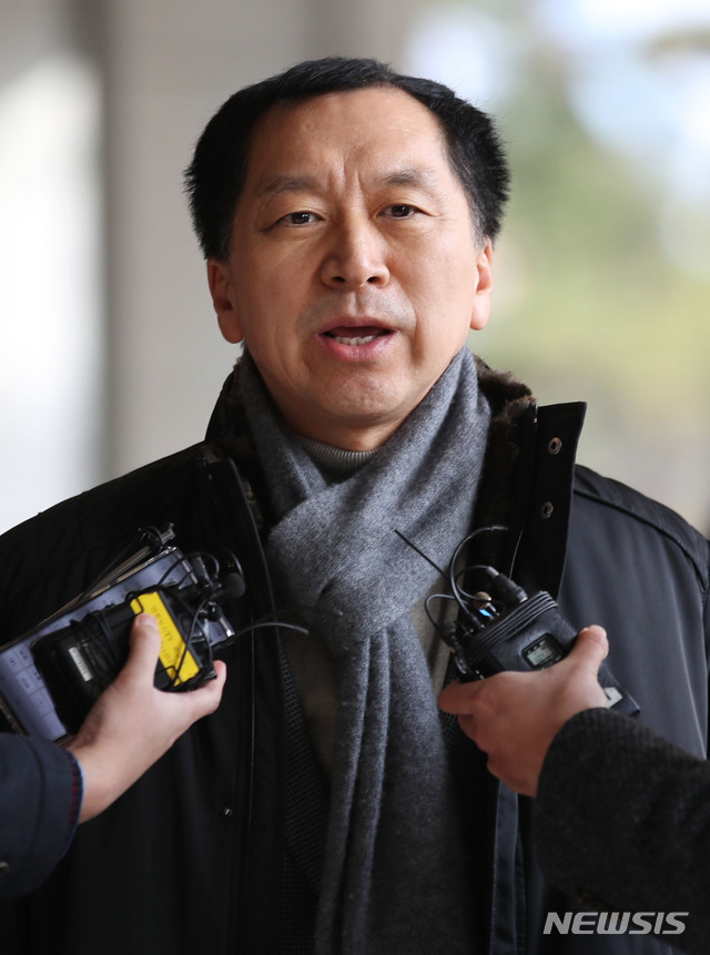 [서울=뉴시스] 김진아 기자 = 청와대 하명수사 의혹을 제기한 김기현 전 울산시장이 지난 15일 참고인 신분으로 조사를 받기 위해 서울 서초구 서울중앙지방검찰청에 출석하던 중 취재진의 질문에 답하고 있다. 2019.12.15. bluesoda@newsis.com