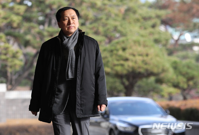 [서울=뉴시스] 김진아 기자 = 청와대 하명수사 의혹을 제기한 김기현 전 울산시장이 15일 참고인 신분으로 조사를 받기 위해 서울 서초구 서울중앙지방검찰청에 출석하고 있다. 김 전 시장은 지난 해 지방선거 직전, 경찰이 청와대 지시를 받고 자신의 측근들을 무리하게 수사해서 낙선했다고 주장하고 있다. 2019.12.15.&nbsp; bluesoda@newsis.com