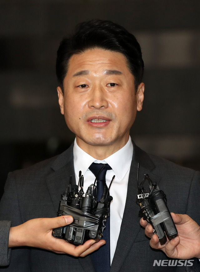 [서울=뉴시스] 고범준 기자 = 이호현 산업통상자원부 무역정책국장이 도쿄에서 열리는 제7차 한일 수출관리정책대화에 참석하기 위해 지난 15일 오후 서울 강서구 김포국제공항을 통해 출국 전 인터뷰를 하고 있다. 2019.12.15. bjko@newsis.com