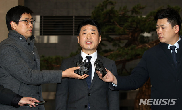 [서울=뉴시스] 고범준 기자 = 이호현 산업통상자원부 무역정책국장이 도쿄에서 열리는 제7차 한일 수출관리정책대화에 참석하기 위해 15일 오후 서울 강서구 김포국제공항을 통해 출국 전 인터뷰를 하고 있다. 2019.12.15. bjko@newsis.com