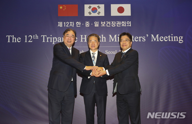 [서울=뉴시스]전신 기자 = 서울에서 오는 14일 열리는 한중일 보건장관 회의에 중국 측은 장관급 인사를 파견하지 않는다고 일본 정부가 밝혔다. 사진은 2019년 12월 15일 서울 워커힐호텔에서 열린 제12차 한중일 보건장관회의가 열려 기념촬영을 하고 있는 모습. 2025.12.12. (사진=보건복지부 제공) photo@newsis.com