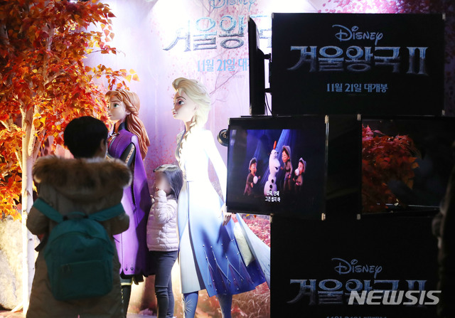 [서울=뉴시스] 박미소 기자 = 영화 '겨울왕국2가 누적관객수 1175만명을 동원하며 흥행을 이어가고 있는 가운데 15일 서울 시내 한 영화관에 겨울왕국2 포스터와 캐릭터 조형물이 전시돼 있다. 2019.12.15.&nbsp; misocamera@newsis.com