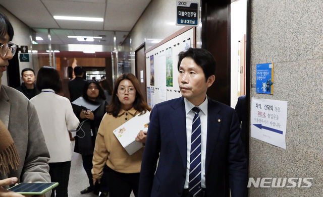 [서울=뉴시스] 이종철 기자 = 이인영 더불어민주당 원내대표가 15일 오후 서울 여의도 국회에서 김관영 바른미래당 최고위원을 만난뒤 기자들의 질문을 받고 있다. 2019.12.15. jc4321@newsis.com