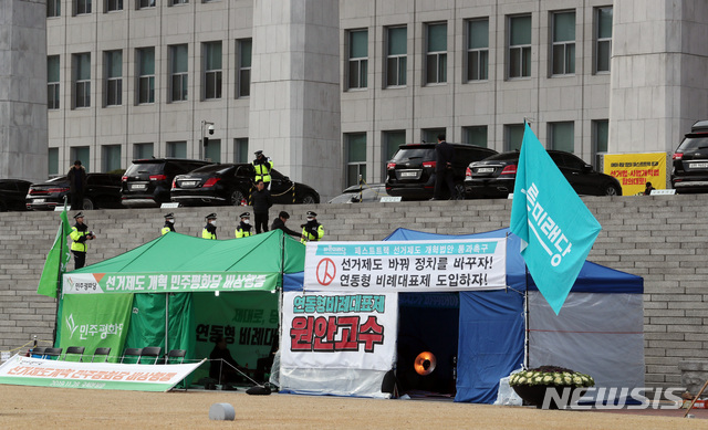 [서울=뉴시스] 이종철 기자 = 15일 오후 서울 여의도 국회 본관 앞에서 바른미래당과 민주평화당은 천막, 정의당은 야외 농성장에서 연동형비례대표제 원안고수를 위해 농성하고 있다. 2019.12.15. jc4321@newsis.com