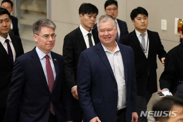 [인천공항=뉴시스] 고범준 기자 = 스티븐 비건 미국 국무부 대북특별대표가 15일 오후 인천국제공항 제2여객터미널을 통해 입국하고 있다. 비건 대표는 오는 16일 서울 외교부 청사에서 이도훈 외교부 한반도 평화교섭본부장과 만나 한미 북핵수석대표협의를 진행할 예정이다. 2019.12.15. bjko@newsis.com