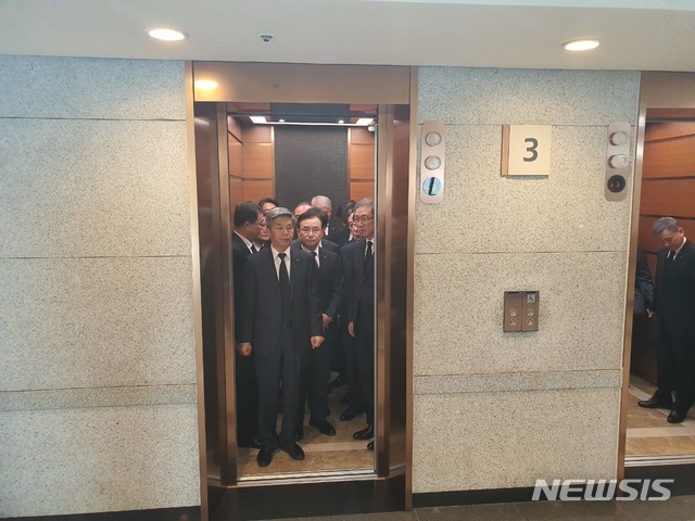 [서울=뉴시스] 권봉석 LG전자 사장 등 LG계열사 사장단 30여명이 16일 오전 서울의 한 대학병원에 마련된 고(故) 구자경 LG명예회장의 장례식장을 찾아 조문한 후 엘리베이터를 타고 빈소를 떠나고 있다. 2019.12.16.(사진=김혜경 기자) 2019.12.16. 