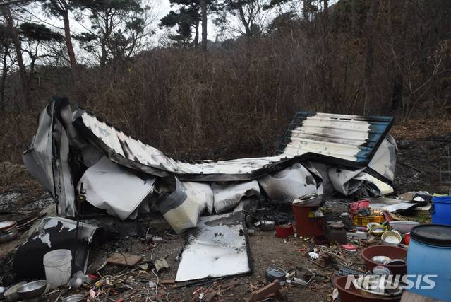 [고창=뉴시스]윤난슬 기자 = 16일 오전 9시 37분께 전북 고창군 성송면 암치리의 한 야산에서 불에 탄 시신이 발견됐다.(사진=전북소방본부 제공) 