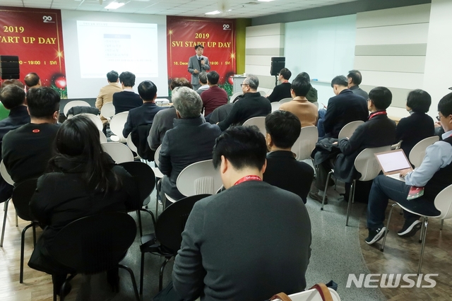 [서울=뉴시스]소프트자이온 이준호 대표가 16일  서울 구로구 벤처기업협회에서 열린 '2019 서울벤처인큐베이터 스타트업데이’ 행사에서 참가자들을 상대로 강연하고 있다.(사진제공=벤처기업협회)