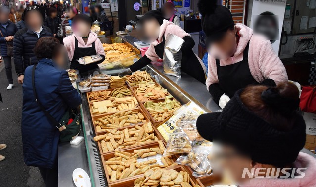  [부산=뉴시스] 하경민 기자 = 부산 중구 부평깡통시장 내 어묵특화거리. yulnetphoto@newsis.com