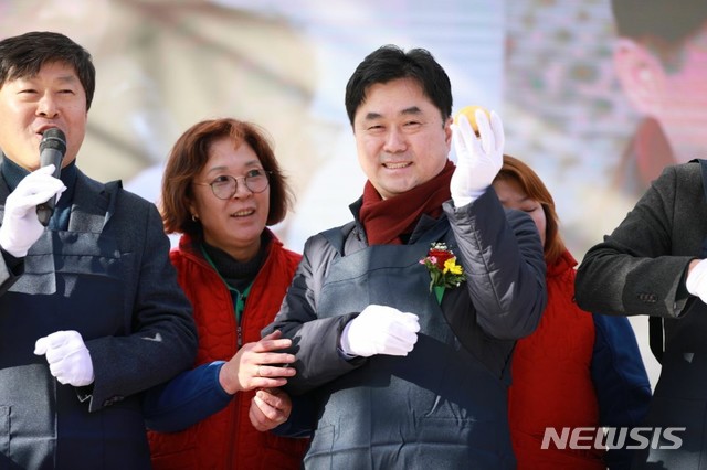 [서울=뉴시스]지난 14일 충남 논산시 양촌면에서 열린 '2019 양촌 곶감축제'에 참석한 김종민 더불어민주당 의원(사진=김종민 의원 페이스북)