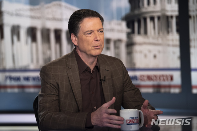 [워싱턴=AP/뉴시스]제임스 코미 전 미 연방수사 국(FBI) 국장이 2019년 12월 15일 '폭스 뉴스 선데이' 프로그램에 출연해 인터뷰하고 있다. 코미는 이날 도널드 트럼프 대통령의 선거운동을 도운 전 선거운동본부 직원 1명에 대한 감시 과정에서 부주의가 있었다는 법무부 감찰관의 보고가 사실임을 인정하면서 러시아의 미 대선 개입 여부에 대한 조사가 올바르게 처리되고 있다고 "지나치게 자신한" 것이 잘못이었다고 말했다. 2025.05.16. 