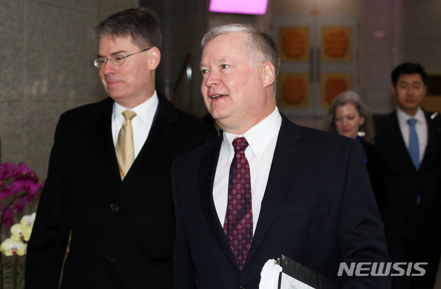 [서울=뉴시스]홍효식 기자 = 스티븐 비건 미 국무부 대북특별대표가 16일 오전 서울 종로구 외교부 청사에서 이도훈 외교부 한반도평화교섭본부장, 조세영 외교부 1차관과 면담하기 위해 들어서고 있다. 2019.12.16.&nbsp; yesphoto@newsis.com