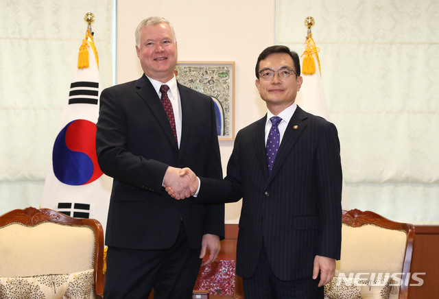 [서울=뉴시스]홍효식 기자 = 조세영 외교부 1차관과 스티븐 비건 미국 국무부 대북정책특별대표가 16일 오전 서울 종로구 도렴동 외교부 청사에서 만나 악수하고 있다. 2019.12.16. photo@newsis.com