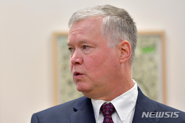 [서울=뉴시스]홍효식 기자 = 미국 국무부 대북 특별대표인 스티븐 비건 국무부 부장관 지명자가 16일 오전 서울 종로구 외교부 청사 접견실에서 조세영 외교부 1차관을 만나기 위해 기다리고 있다. 2019.12.16. photo@newsis.com