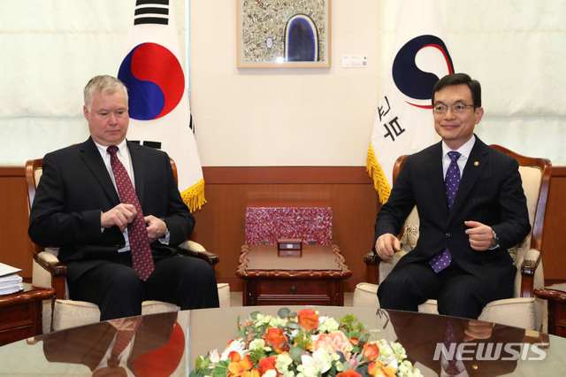 [서울=뉴시스]홍효식 기자 = 조세영 외교부 1차관과 스티븐 비건 미국 국무부 대북정책특별대표가 16일 오전 서울 종로구 도렴동 외교부 청사에서 만나 악수한 뒤 자리에 앉아 있다. 2019.12.16.&nbsp; photo@newsis.com
