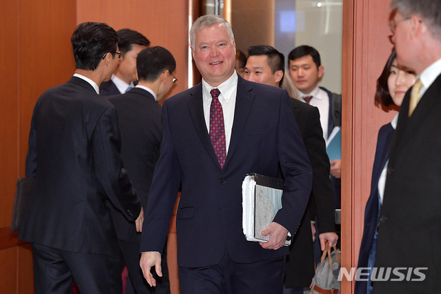 [서울=뉴시스]홍효식 기자 = 미국 국무부 대북 특별대표인 스티븐 비건 국무부 부장관 지명자가 16일 오전 조세영 외교부 1차관을 만나기 위해 서울 종로구 외교부 청사 접견실로 이동하고 있다. 2019.12.16.&nbsp; photo@newsis.com