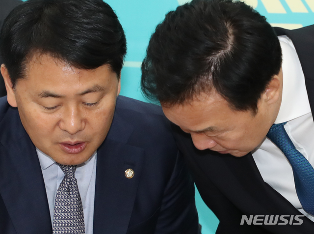 [서울=뉴시스]김명원 기자 = 손학규 바른미래당 대표가 16일 오전 서울 여의도 국회 바른미래당 회의실에서 열린 최고위원회의에 참석해 김관영(왼쪽) 최고위원과 이야기 나누고 있다.&nbsp; 2019.12.16. kmx1105@newsis.com