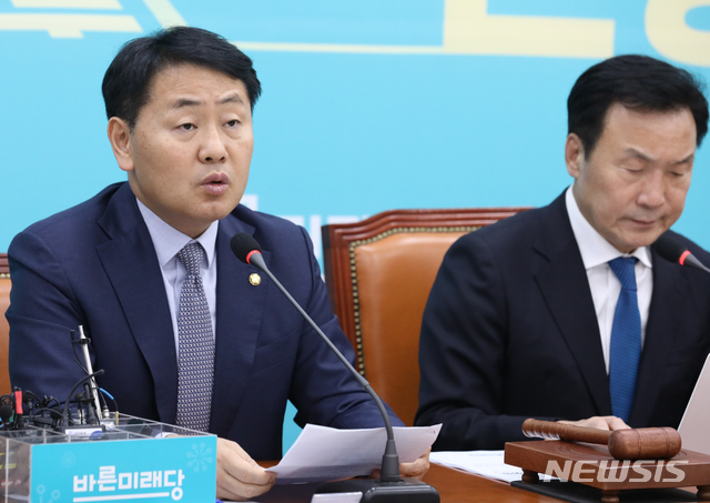 [서울=뉴시스]김명원 기자 = 김관영 최고위원이 16일 오전 서울 여의도 국회 바른미래당 회의실에서 열린 최고위원회의에 참석해 현안 관련 모두발언을 하고 있다.&nbsp; 2019.12.16. kmx1105@newsis.com