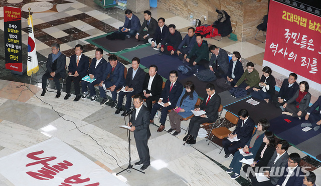 [서울=뉴시스] 이종철 기자&nbsp; = 황교안 자유한국당 대표가 16일 오전 서울 여의도 국회 본관 로텐더홀에서 열린 최고위원회의에서 모두발언을 하고 있다. 2019.12.16. jc4321@newsis.com