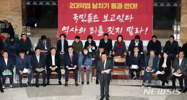 [서울=뉴시스] 이종철 기자 = 황교안 자유한국당 대표가 16일 오전 서울 여의도 국회 본관 로텐더홀에서 열린 최고위원회의에서 모두발언을 하고 있다. 2019.12.16.jc4321@newsis.com