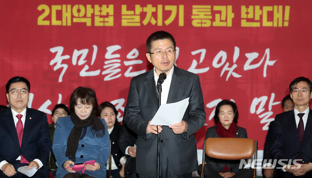 [서울=뉴시스] 이종철 기자 = 황교안 자유한국당 대표가 16일 오전 서울 여의도 국회 본관 로텐더홀에서 열린 최고위원회의에서 모두발언을 하고 있다. 2019.12.16. jc4321@newsis.com