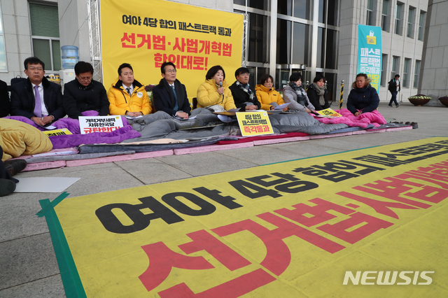 [서울=뉴시스]김명원 기자 = 심상정 정의당 대표가 16일 오전 서울 여의도 국회 본청앞 농성장에서 열린 상무위원회에 참석해 현안 관련 모두발언을 하고 있다. 2019.12.16. kmx1105@newsis.com