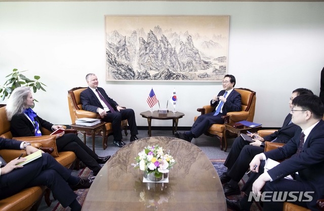 [서울=뉴시스]홍효식 기자 = 이도훈 외교부 한반도 평화교섭본부장과 스티븐 비건미국 국무부 대북정책특별대표가 16일 오전 서울 종로구 외교부 청사에서 열린 한미 북핵수석회의에 앞서 대화를 하고 있다. 2019.12.16.&nbsp; photo@newsis.com