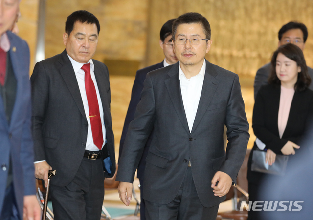 [서울=뉴시스]김명원 기자 = 황교안 대표가 16일 오전 서울 여의도 국회 본청 로텐더홀에서 열린 최고위원회의를 비공개 회의로 전환하며 심재철 원내대표 및 의원들과 당대표실로 이동하고 있다. 2019.12.16. kmx1105@newsis.com