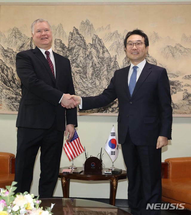 [서울=뉴시스]홍효식 기자 = 이도훈 외교부 한반도평화교섭본부장과 스티븐 비건 미국 국무부 대북정책특별대표가 16일 오전 서울 종로구 도렴동 외교부 청사에서 만나 악수하고 있다. 2019.12.16.&nbsp; photo@newsis.com