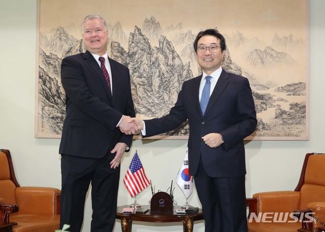 [서울=뉴시스]홍효식 기자 = 이도훈 외교부 한반도평화교섭본부장과 스티븐 비건 미국 국무부 대북정책특별대표가 16일 오전 서울 종로구 도렴동 외교부 청사에서 만나 악수하고 있다. 2019.12.16.&nbsp; photo@newsis.com