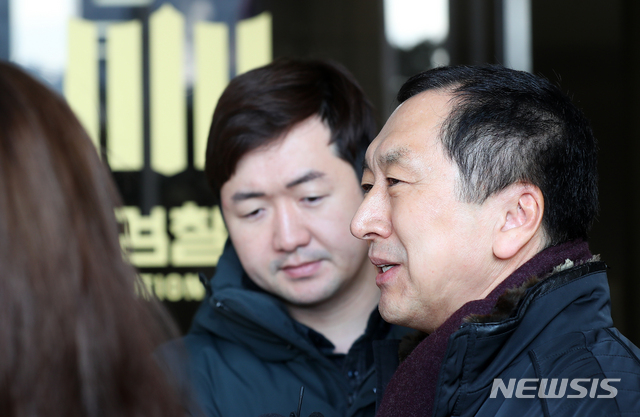 [서울=뉴시스]전신 기자 = 김기현 전 울산시장이 참고인 신분으로 조사받기 위해 16일 서울 서초구 서울중앙지검으로 출석하며 취재진의 질문에 답변하고 있다. 2019.12.16.&nbsp; photo1006@newsis.com