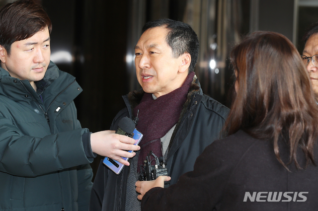 [서울=뉴시스]전신 기자 = 김기현 전 울산시장이 참고인 신분으로 조사받기 위해 16일 서울 서초구 서울중앙지검으로 출석하며 취재진의 질문에 답변하고 있다. 2019.12.16.&nbsp; photo1006@newsis.com