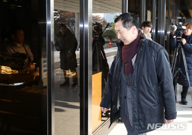 [서울=뉴시스]전신 기자 = 김기현 전 울산시장이 참고인 신분으로 조사받기 위해 16일 서울 서초구 서울중앙지검으로 출석하고 있다. 2019.12.16.&nbsp; photo1006@newsis.com