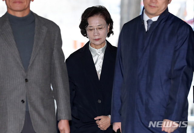 [서울=뉴시스] 이영환 기자 = 경비원·운전기사 상습폭행 혐의로 재판에 넘겨진 이명희 전 일우재단 이사장이 16일 오전 서울 서초구 서울중앙지방법원에서 열린 1차 공판에 출석하고 있다. 2019.12.16.&nbsp; 20hwan@newsis.com