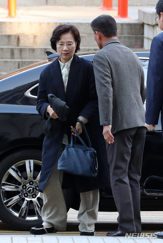 [서울=뉴시스] 이영환 기자 = 경비원·운전기사 상습폭행 혐의로 재판에 넘겨진 이명희 전 일우재단 이사장이 16일 오전 서울 서초구 서울중앙지방법원에서 열린 1차 공판에 출석하기 위해 차량에서 내리고 있다. 2019.12.16.&nbsp; 20hwan@newsis.com