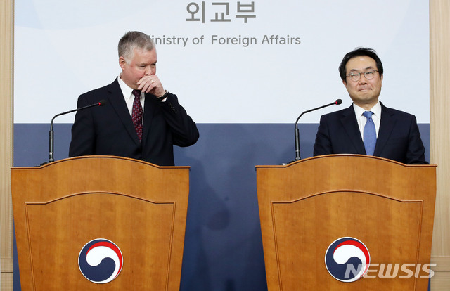 [서울=뉴시스]홍효식 기자 = 이도훈 외교부 한반도평화교섭본부장과 스티븐 비건 미국 국무부 대북정책특별대표가 16일 오전 서울 종로구 도렴동 외교부 청사에서 기자회견 시작을 기다리고 있다. 2019.12.16.&nbsp; yesphoto@newsis.com