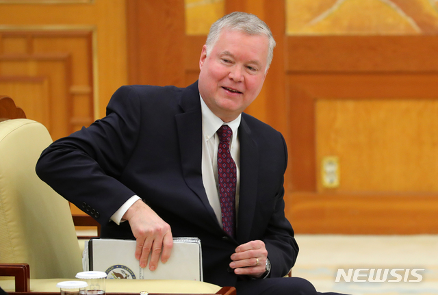 [서울=뉴시스]배훈식 기자 = 스티븐 비건 미국 국무부 대북특별대표가 16일 청와대 본관에서 문재인 대통령과의 접견을 기다리며 서류를 정리하고 있다. 2019.12.16.&nbsp; dahora83@newsis.com