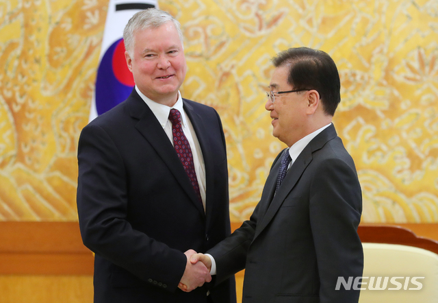 [서울=뉴시스]배훈식 기자 = 스티븐 비건 미국 국무부 대북특별대표가 16일 청와대 본관에서 문재인 대통령과의 접견을 기다리며 정의용 국가안보실장과 악수하고 있다. 2019.12.16.&nbsp; dahora83@newsis.com