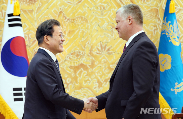 [서울=뉴시스]배훈식 기자 = 문재인 대통령이 16일 청와대 본관에서 스티븐 비건 미국 국무부 대북특별대표와 악수하고 있다. 2019.12.16.&nbsp; dahora83@newsis.com