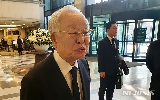 [서울=뉴시스]김혜경 기자 = 손경식 CJ그룹회장이 16일 서울 한 병원 장례식장에 마련된 고 구자경 LG그룹 명예회장 빈소를 찾아 조문을 마친 후 나서고 있다. 2019.12.16.&nbsp;&nbsp; chkim@newsis.com