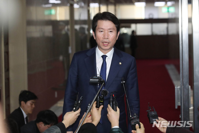 [서울=뉴시스] 장세영 기자 =이인영 더불어민주당 원내대표가 16일 오전 국회 의장실에서 예정된 국회의장 여야 3당 원내대표 회동에 참석 후 회동 취소로 의장실을 나서며 취재진의 질문에 답하고 있다. 이 날 회동은 심재철 자유한국당 원내대표 불참으로 취소 되었다. 2019.12.16. photo@newsis.com