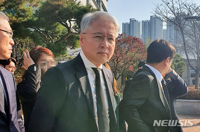 [서울=뉴시스]김혜경 기자 = 권봉석 LG전자 사장이 16일 서울 한 병원 장례식장에 마련된 고 구자경 LG그룹 명예회장 빈소를 찾아 조문을 마친 후 나서고 있다. 2019.12.16.&nbsp;&nbsp; chkim@newsis.com 