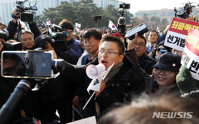 [서울=뉴시스] 고범준 기자 = 황교안 자유한국당 대표가 16일 서울 여의도 국회 본관 앞에서 열린 공수처법 선거법 날치기 저지 규탄대회에서 발언을 하고 있다. 2019.12.16. bjko@newsis.com