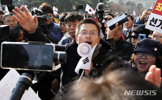 [서울=뉴시스] 고범준 기자 = 황교안 자유한국당 대표가 16일 서울 여의도 국회 본관 앞에서 열린 공수처법 선거법 날치기 저지 규탄대회에서 발언을 하고 있다. 2019.12.16.   bjko@newsis.com