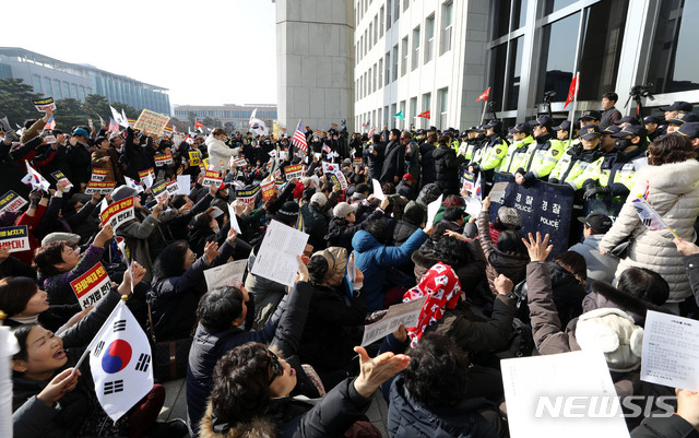 [서울=뉴시스] 고범준 기자 = 우리공화당 지지자들과 보수단체 회원들이 16일 서울 여의도 국회 본관 앞에서 '공수처법 반대', '연동형 비례대표제 반대' 등이 적힌 손 피켓을 들고 구호를 외치고 있다. 2019.12.16. bjko@newsis.com