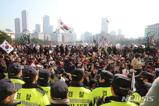 [서울=뉴시스]김명원 기자 = 우리당 당원들이 16일 오전 서울 여의도 국회 본청에서  열린 자유한국당 공수처법 선거법 날치기 저지 규탄대회를 함께 한후 연좌 집회를 하고 있다. 2019.12.16. kmx1105@newsis.com