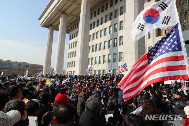 [서울=뉴시스]김명원 기자 = 우리공화당 당원들이 16일 오전 서울 여의도 국회 본청에서 열린 자유한국당 공수처법 선거법 날치기 저지 규탄대회를 마친 후 집회를 하고 있다. 2019.12.16. kmx1105@newsis.com